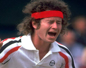 John McEnroe trägt ein rotes Stirnband.